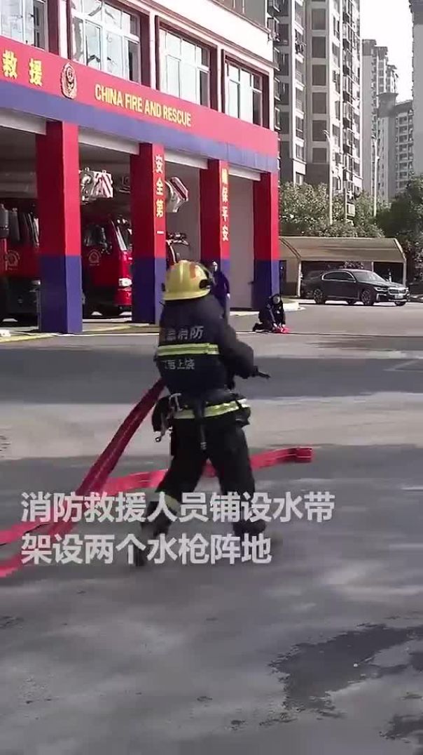 货车变“火车”，驾驶员直奔消防大队，_无缝衔接_迅速灭火！｜中国大陆　江西　火灾事故　消防员　#shorts